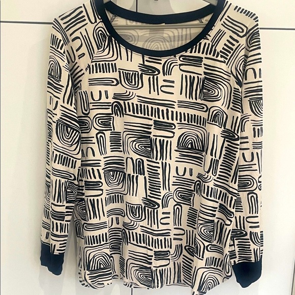 🇨🇦 THIS IS J Bamboo Top Abstract Patterned Black and White • Size Large Canadian - Picture 5 of 12